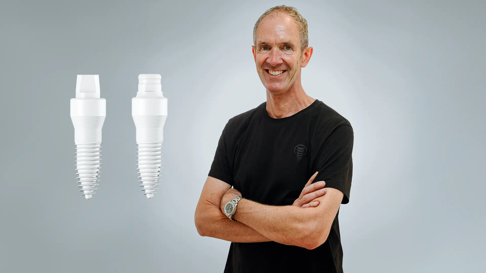 Zwei weiße Keramikimplantate neben Dr. med. dent. Oliver Adolphs MSc, Zahnarzt in Köln