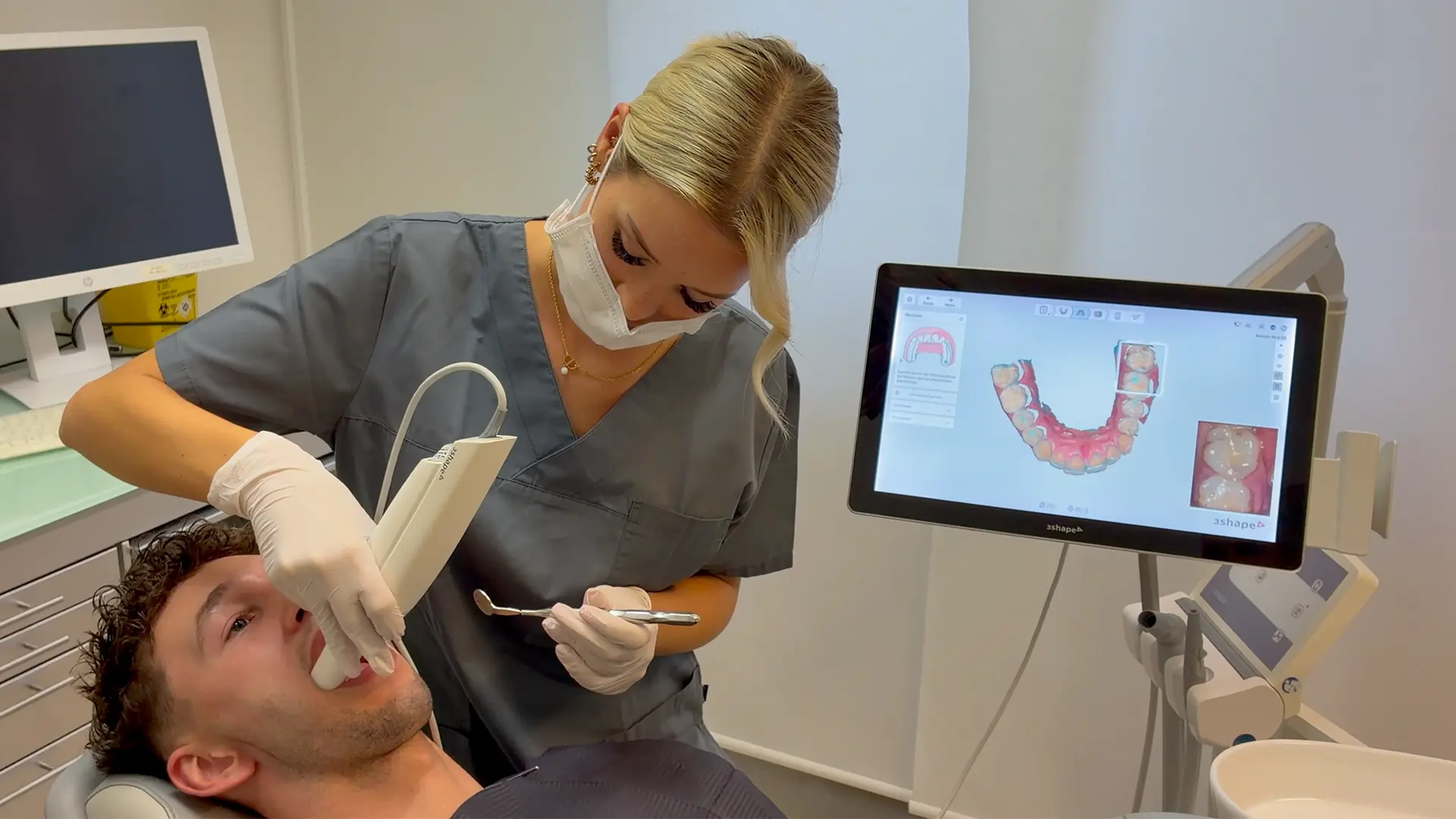 Digitale Abformung mit dem Intraoralscanner in der Zahnarztpraxis Dr. Adolphs in Köln, das 3D-Modell ist auf dem Monitor zu sehen